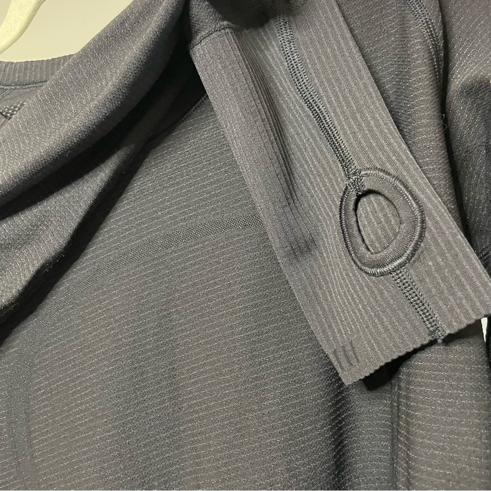 Lululemon Long Sleeves Training Top with Thumb Holes - Picture 6 of 7